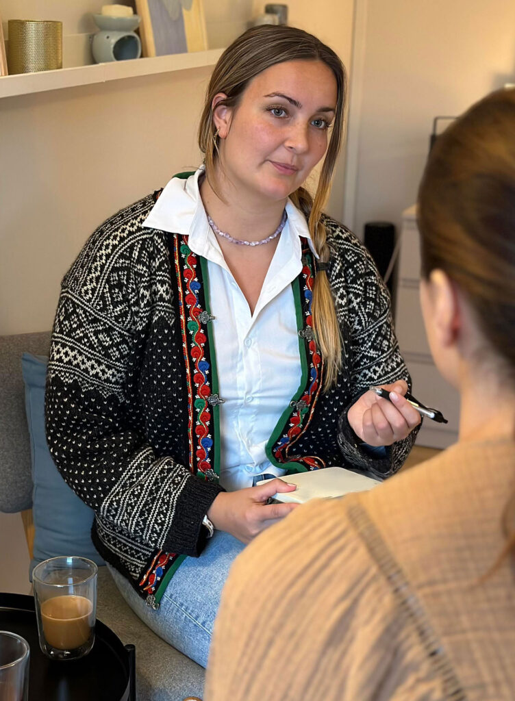 Psykolog Shira Nielsen i terapi session med klient